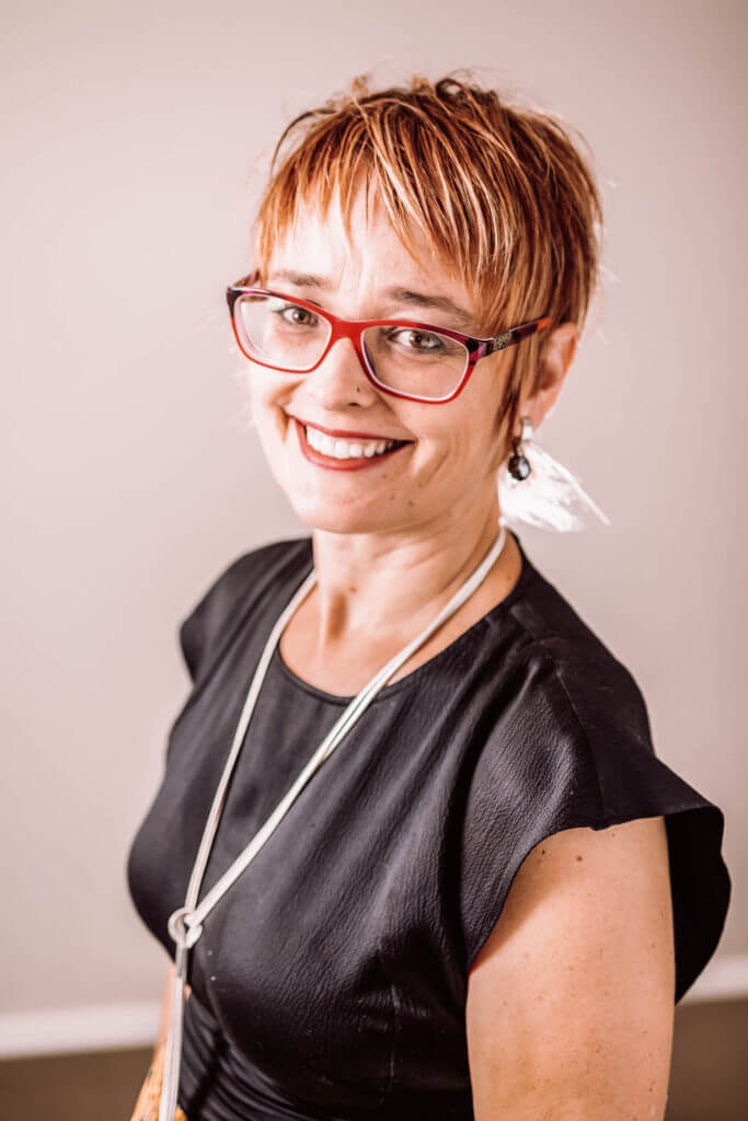 Fundamental posing tips for flattering photos - Promptographer